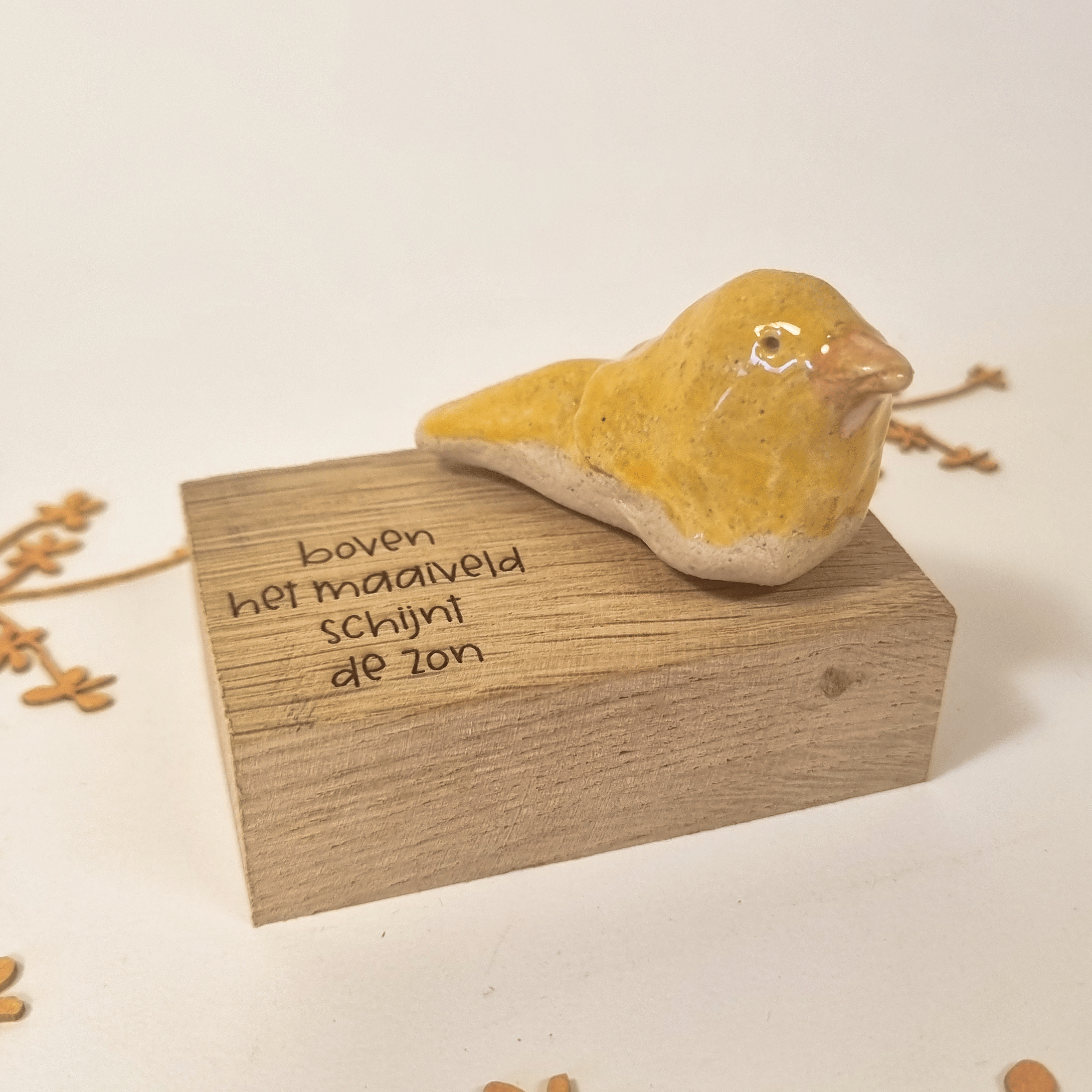 miniatureluurtje vogel geel