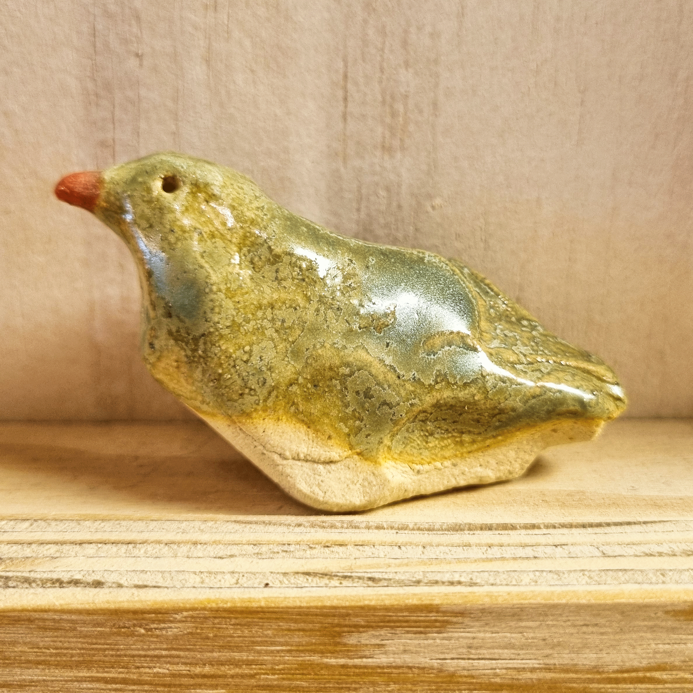 miniatureluurtje vogel groengrijs