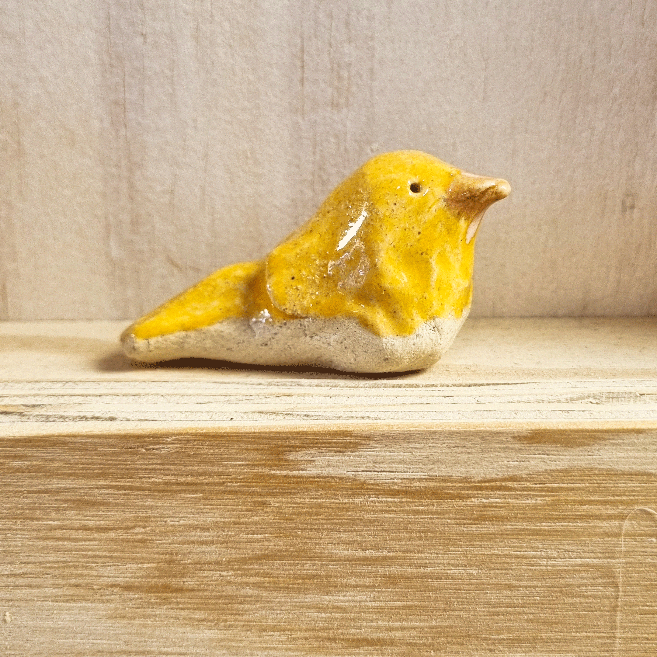 miniatureluurtje vogel geel